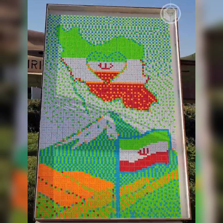 خلق تابلوی مهر شکوهمند با هزار مکعب روبیک به مناسبت گرامیداشت هفته دفاع مقدس